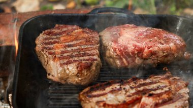 Kalın et parçaları sıcak ızgara tavasında ustalıkla kurutulur, lezzetli buhar izleri yaratır ve aromatik buhar bırakır.