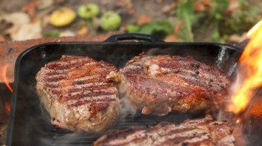 Kalın et kesimleri açık havada ustalıkla ızgara ediliyor. Lezzetli yanık izleri ve dumanlı bir aroma yaratıyor.