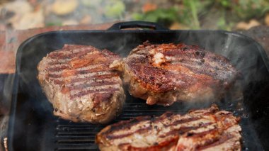 Kalın et parçaları ustalıkla ızgarada pişirilir, leziz kavrulmuş izler yaratır ve aromatik buhar yayar.