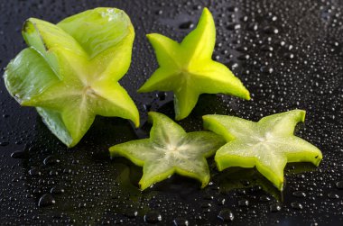 carambola siyah bir zemin üzerine