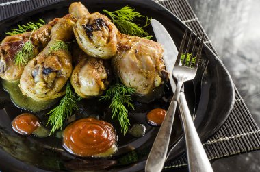 Kızarmış tavuk bacağı.