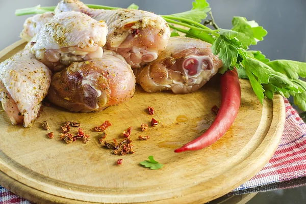 Carne cruda, muslo de pollo —  Fotos de Stock