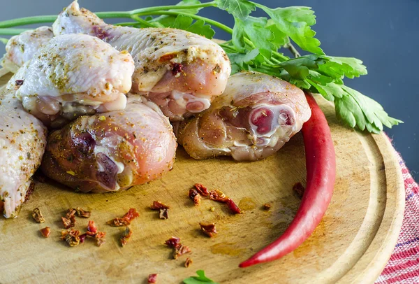 Carne cruda, muslo de pollo —  Fotos de Stock