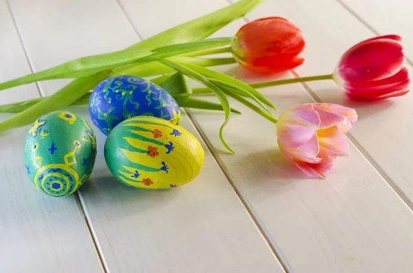 Ovos de Páscoa e tulipas — Fotografia de Stock