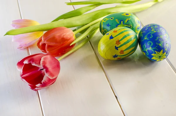 Ovos de Páscoa e tulipas — Fotografia de Stock