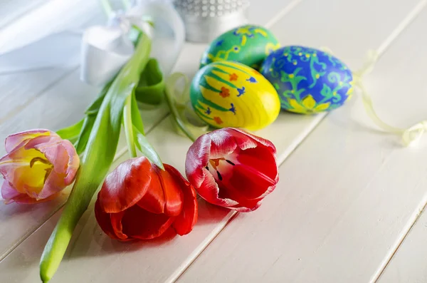 Ovos de Páscoa e tulipas — Fotografia de Stock