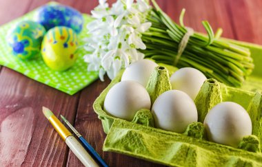 Paskalya için boyamak için hazırlanmış yumurta