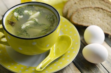 kuzukulağı ve yumurta ile yeşil borsch
