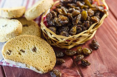 Karanlık kuru üzüm ve kraker