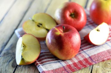 Olgun kırmızı elmalar