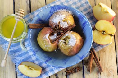 Fırında pişmiş elma