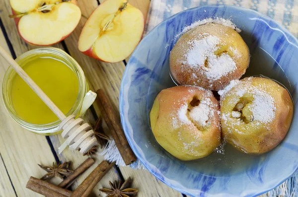 Manzanas cocidas en el horno —  Fotos de Stock