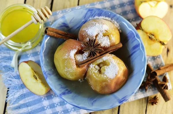 Fırında pişmiş elma