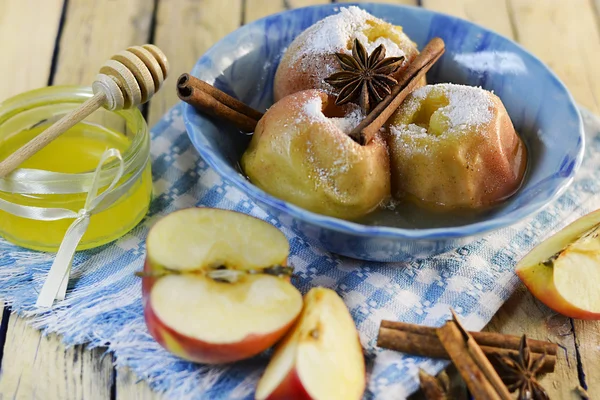 Fırında pişmiş elma