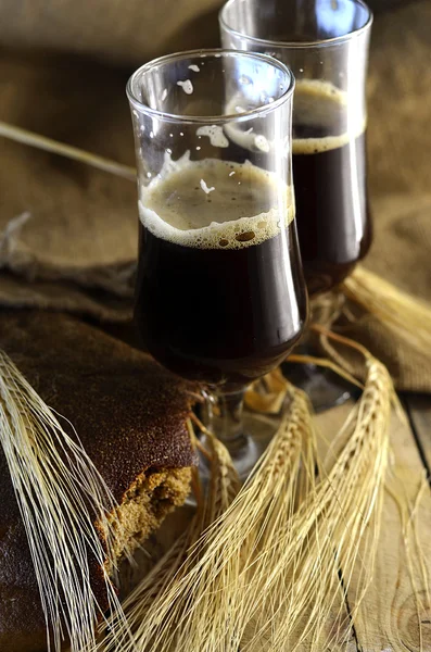 Mörkt öl i glas — Stockfoto