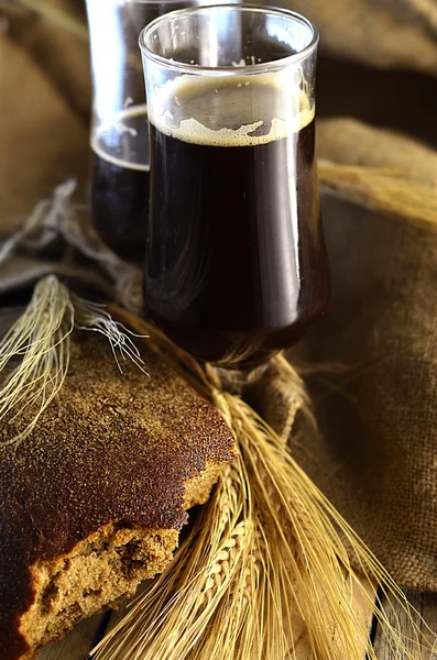A pohár barna sör — Stock Fotó