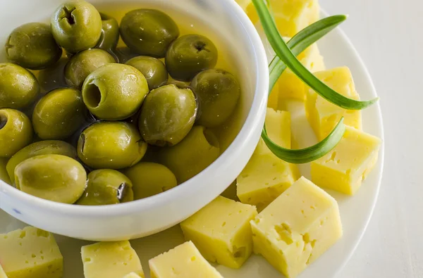 meze zeytin ve sert peynir