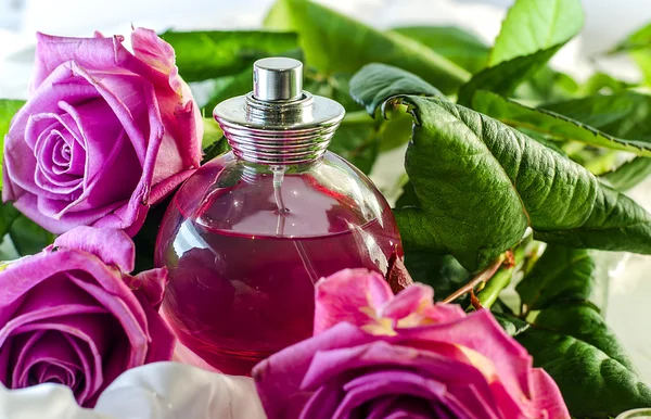 Perfume with the scent of roses — Stock Photo, Image