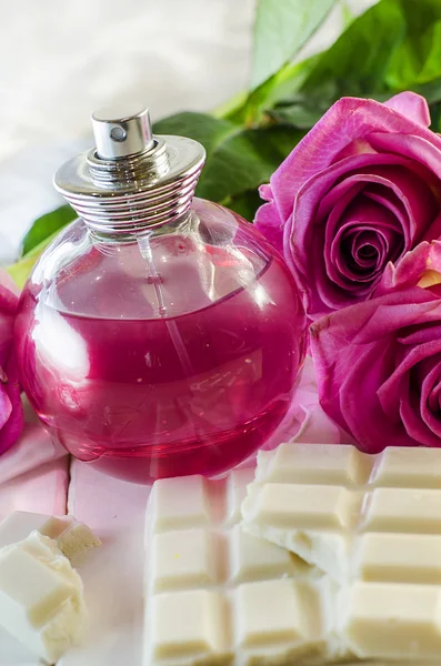 Perfume con el aroma de rosas y chocolate blanco —  Fotos de Stock