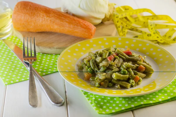 Диетическая закуска зеленой фасоли с овощами — стоковое фото
