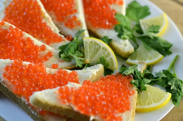 Sándwiches con caviar rojo —  Fotos de Stock