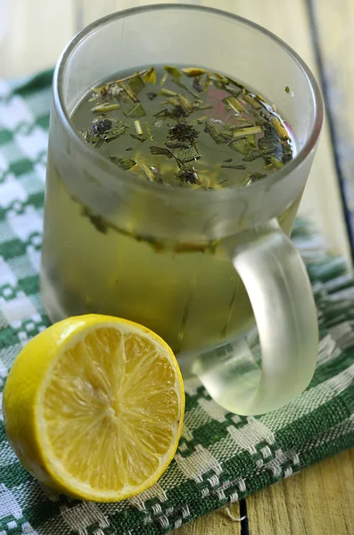 Чай с лекарственными травами и лимоном — стоковое фото