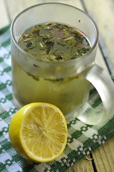 Té con hierbas medicinales y limón — Foto de Stock