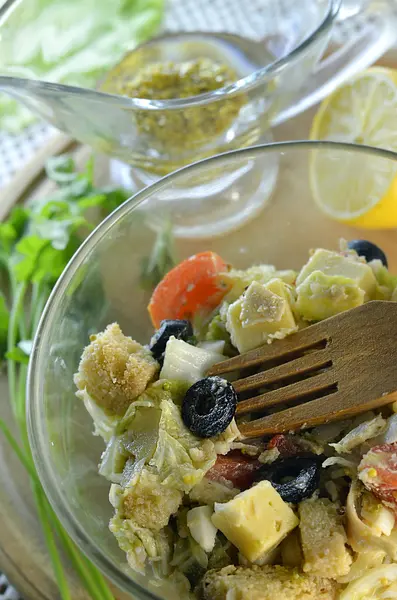 Греческий салат с гренками и медовой горчицей — стоковое фото
