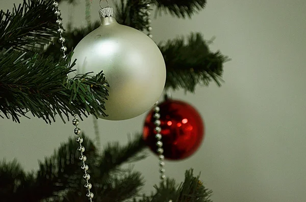 Bolas brancas de Natal na árvore de Natal — Fotografia de Stock