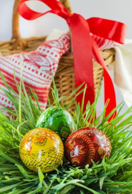 Yeşil çimlerde paskalya yumurtaları