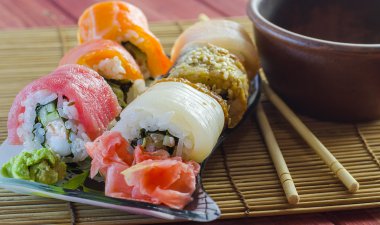 Suşi rulo ile kırmızı balık