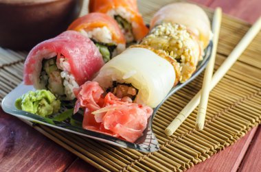 Suşi rulo ile kırmızı balık