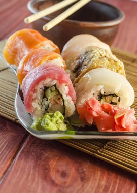 Suşi rulo ile kırmızı balık