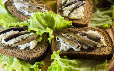 Hamsi ile sandviçler 