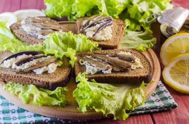 Hamsi ile sandviçler 