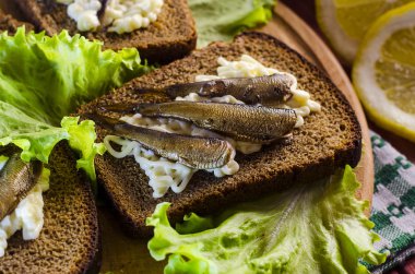 Hamsi ile sandviçler 