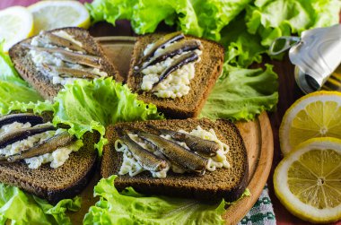 Hamsi ile sandviçler 