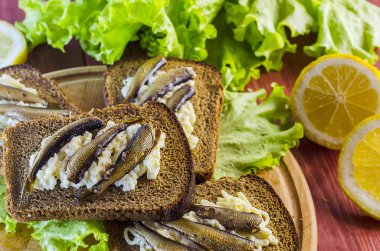 Hamsi ile sandviçler 