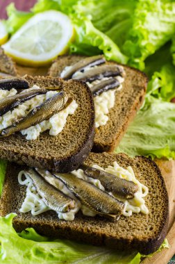 Hamsi ile sandviçler 