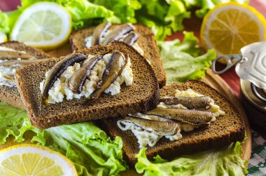 Hamsi ile sandviçler 