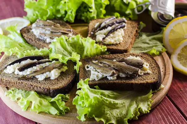 Hamsi ile sandviçler 