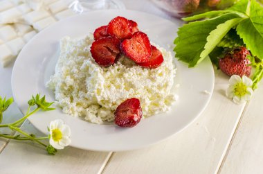 Çilekli süzme peynir.