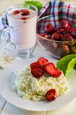 Çilekli süzme peynir.