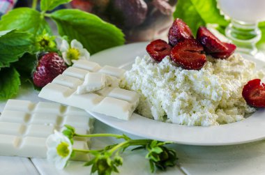 Çilekli süzme peynir.