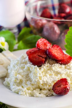 Çilekli süzme peynir.