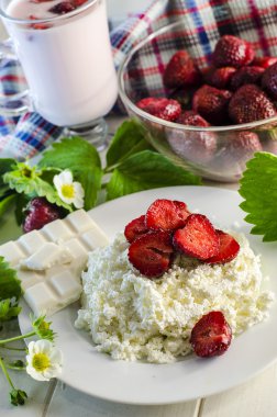 Çilekli süzme peynir.