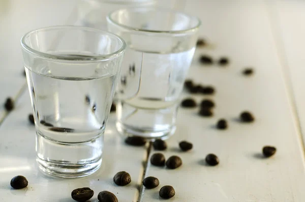 Sambuca fondip bardakları ve kahve çekirdekleri