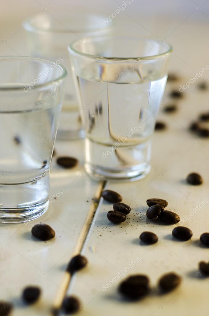Verspilling galblaas Fruit groente Sambuca in shot glasses and coffee beans Stock Photo by ©Katerina3 111691084