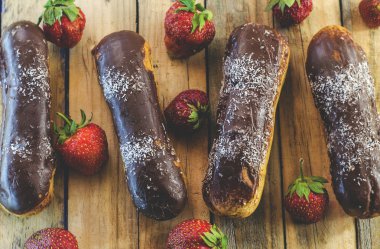 Çikolatalı profiterol ve çilek