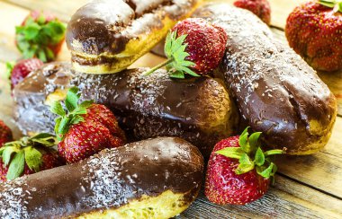 Çikolatalı profiterol ve çilek